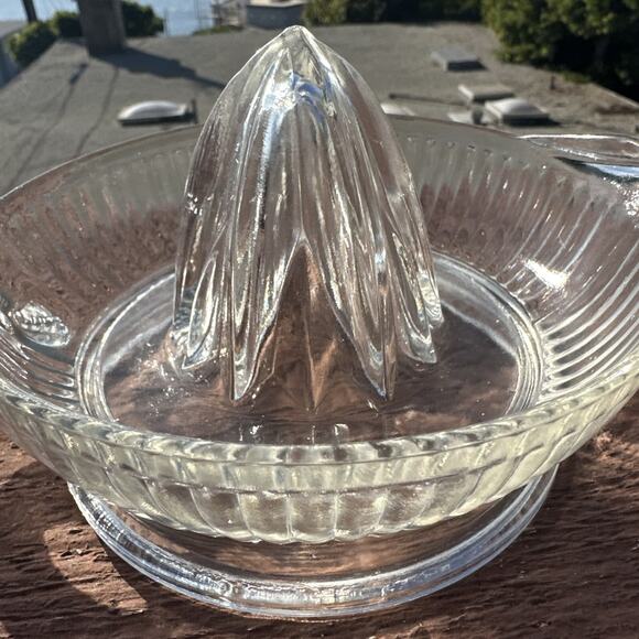 VINTAGE CLEAR GLASS REAMER/JUICER with FOOTED BASE & HANDLE - 6" DIAMETER - Picture 4 of 5
